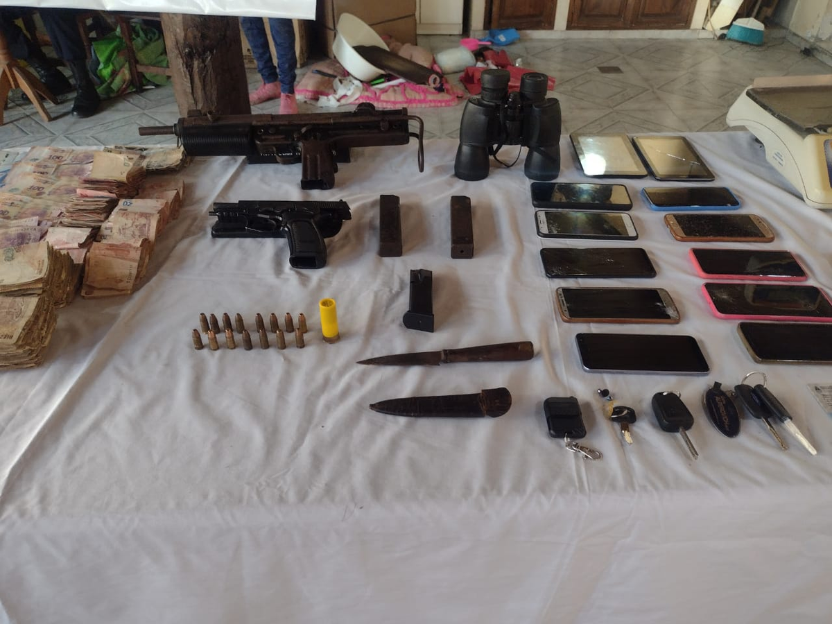 La Policía secuestró armas, droga y 200 mil pesos