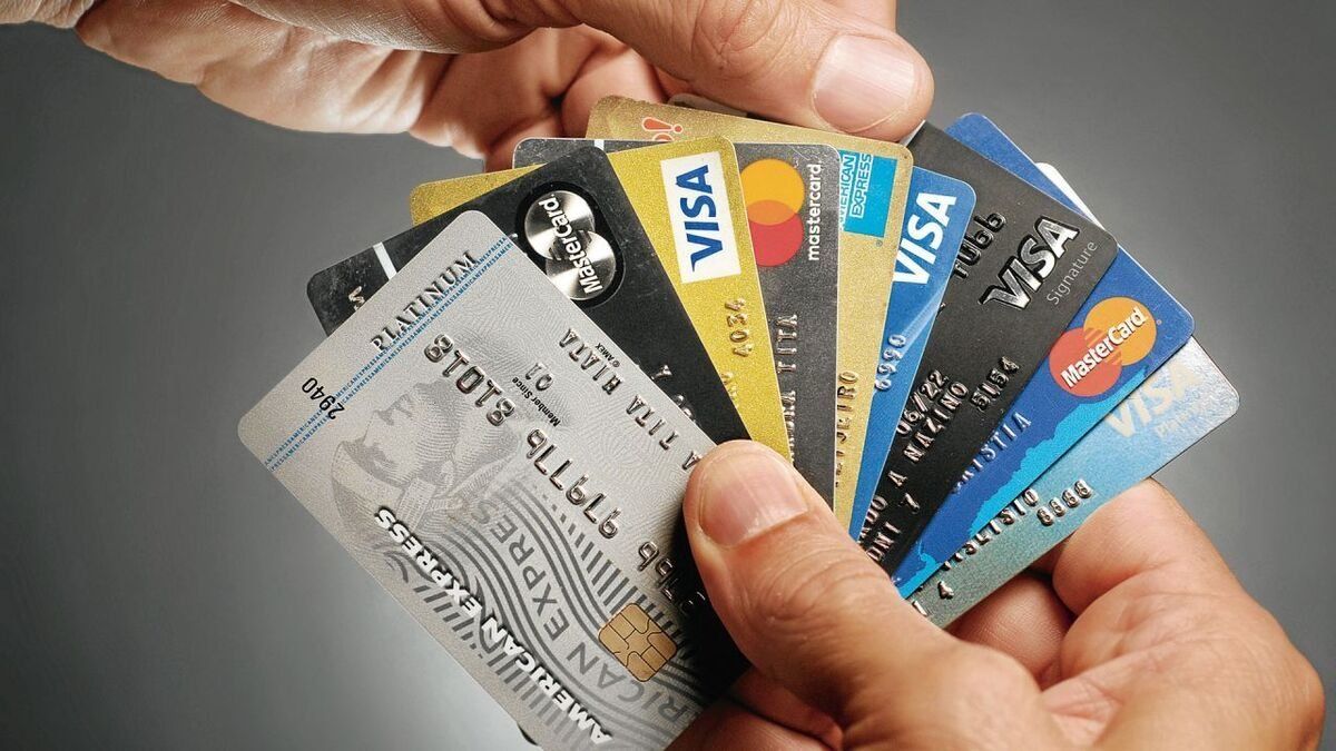 A partir de hoy es más caro financiar el pago de la tarjeta de crédito en pesos y dólares.