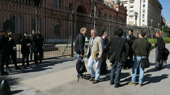 La sala de periodistas reabre este lunes con conferencia de Adorni