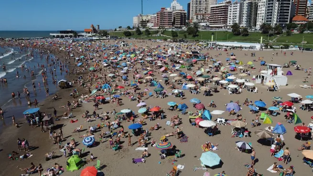 Mar del Plata, una de las ciudades más elegidas por los argentinos en el verano. Foto: ámbito