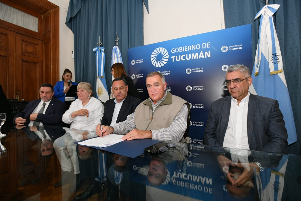 Osvaldo Jaldo encabezó la firma de los acuerdos de recomposición salarial con SUMAR. Osvaldo Jaldo encabezó la firma de los acuerdos de recomposición salarial con SUMAR.