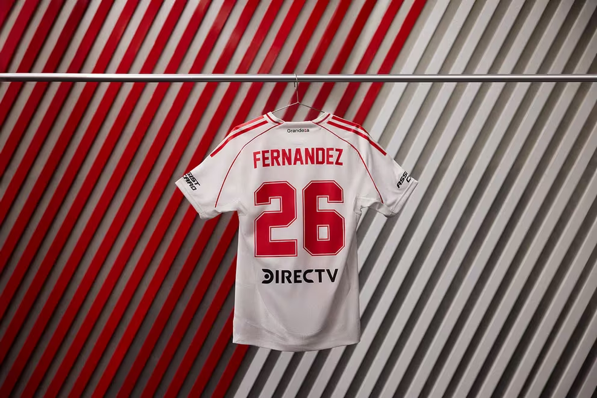La parte de la espalda de la camiseta titular de River Plate. Foto: Infobae