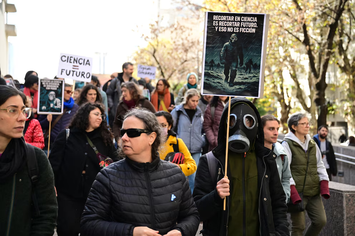 Investigadores y becarios del Conicet y de las universidades marcharon la semana pasada a la Secretaría de Ciencia para reclamar en contra de los recortes en el sistema científico. Foto: Infobae