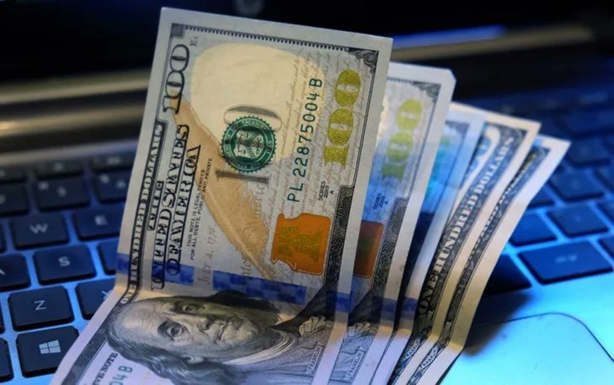 El dólar blue venía en baja y en un día saltó $7