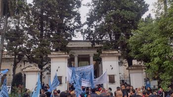 Marcha universitaria: acto en el rectorado y movilización a Plaza Independencia