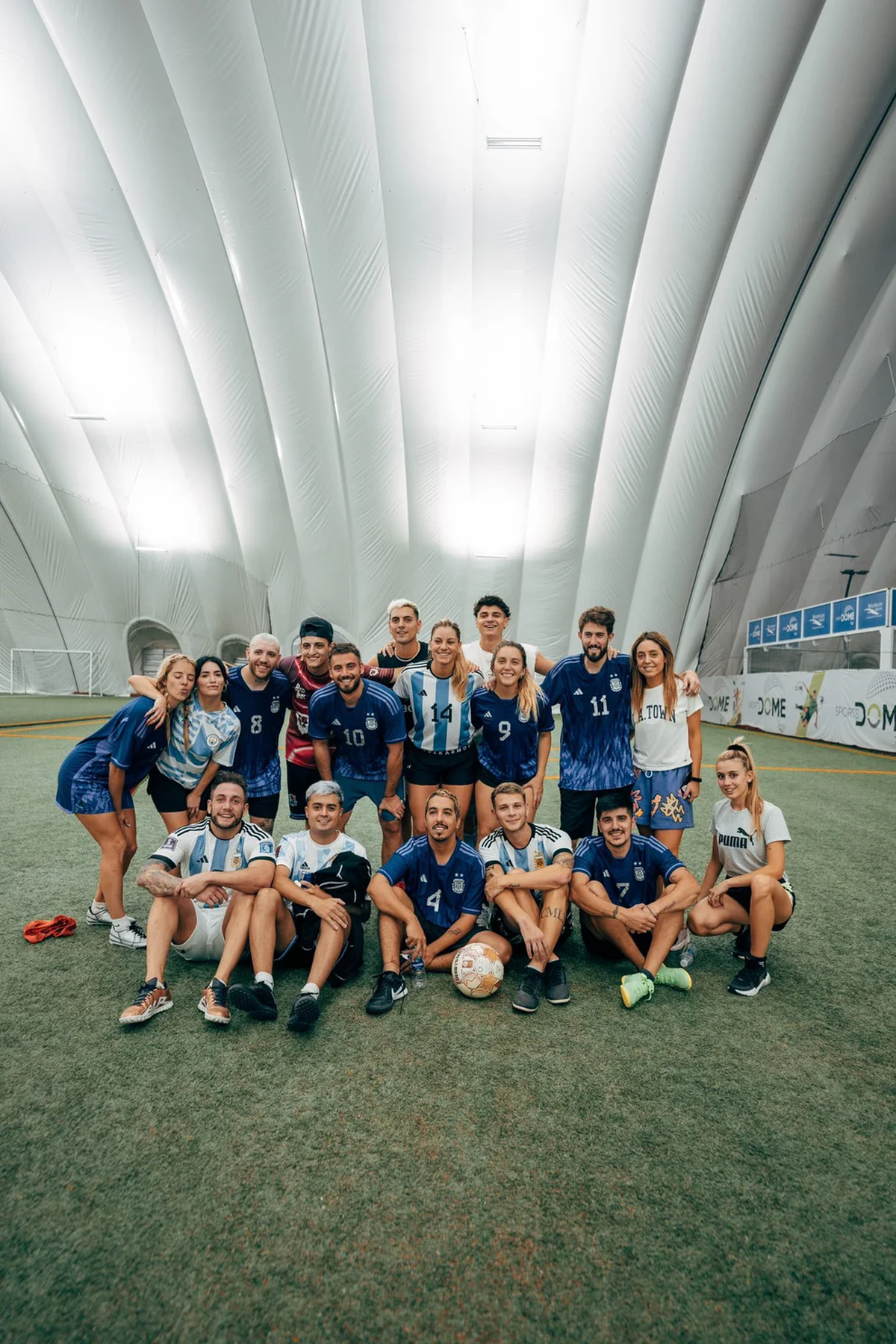 Lali Espósito jugó un partido de fútbol en Qatar con otros famosos y la rompió.