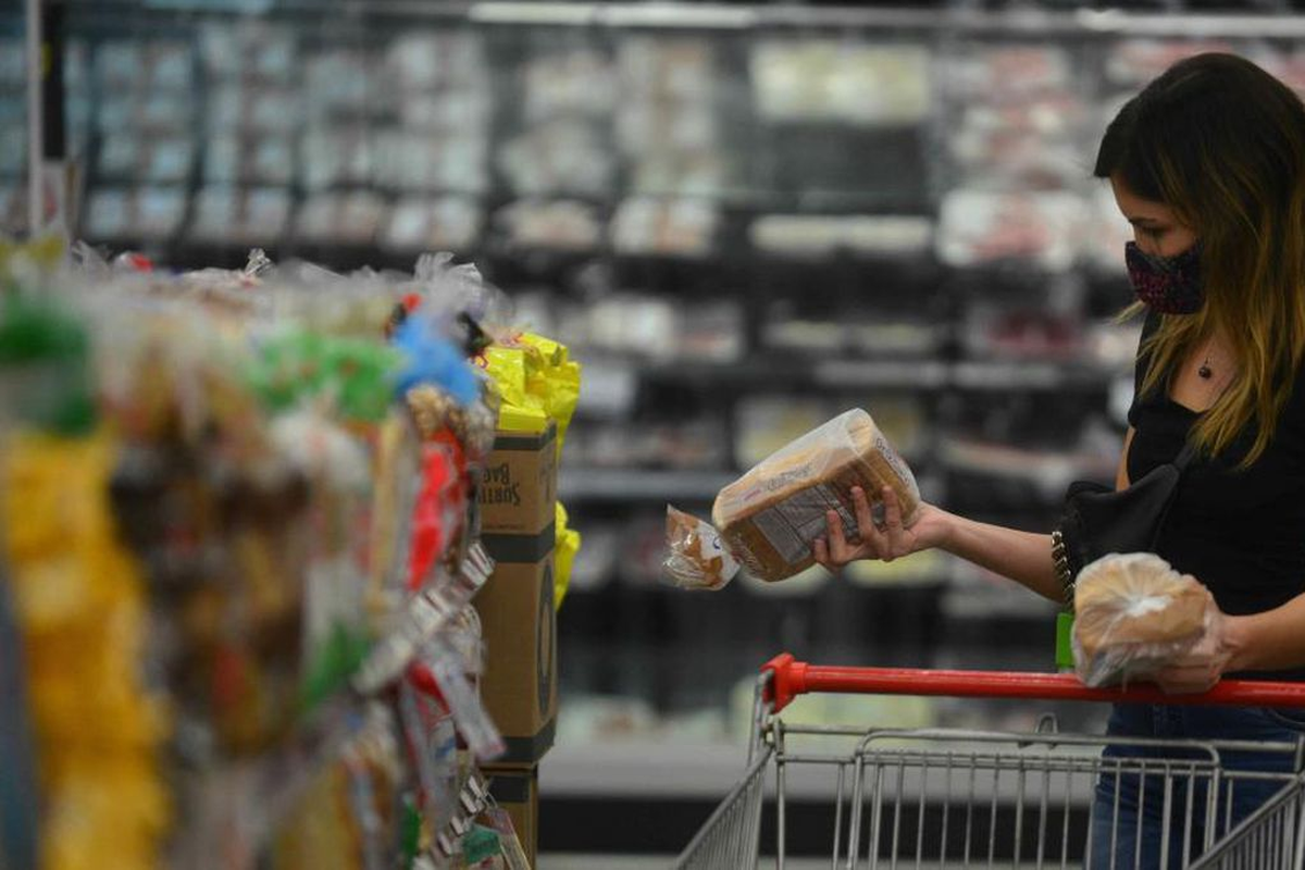 Consumidores piden que almacenes locales sean incluidos en precios máximos.