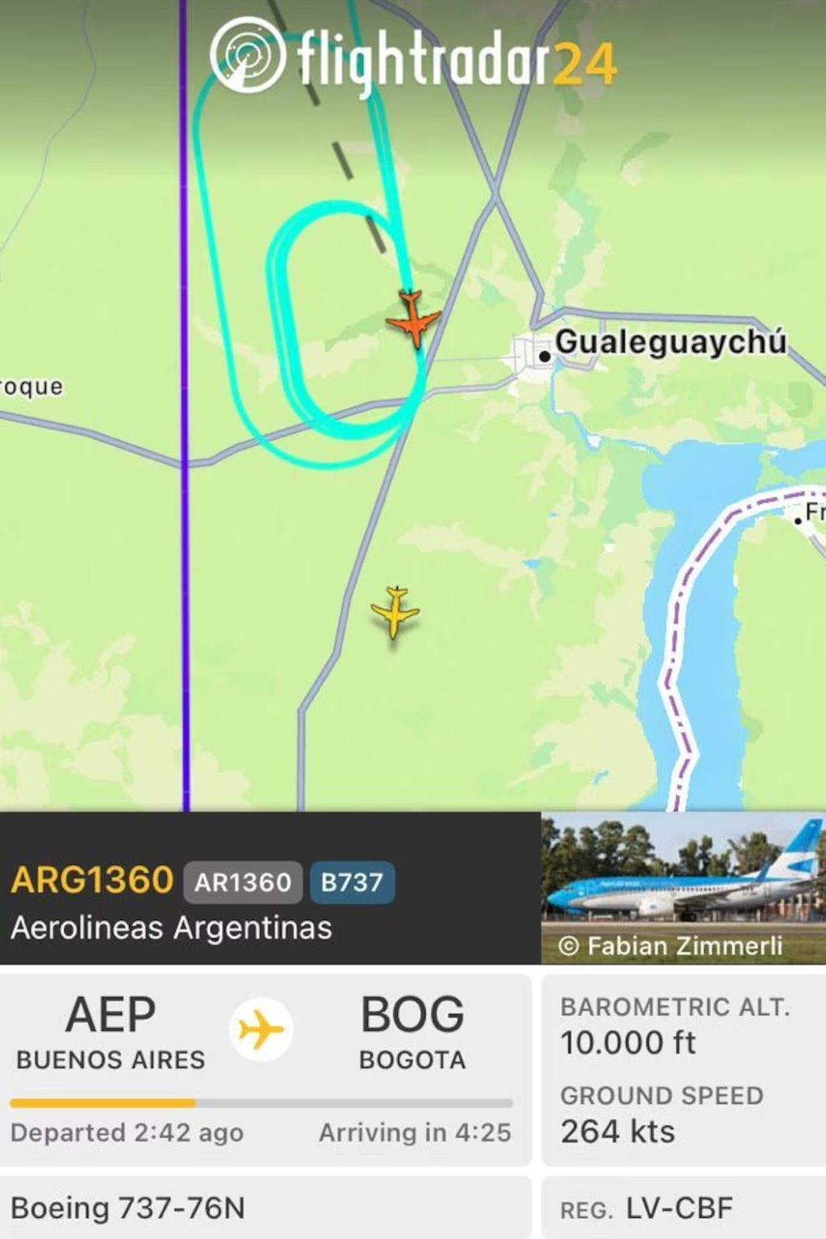 La imagen mostró cómo el avión de Aerolíneas voló un tiempo largo en círculos para eliminar combustible y poder aterrizar nuevamente en Aeroparque. Foto: Infobae