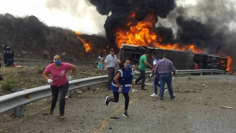 Fallecen al menos 21 personas en un accidente de tránsito en Ciudad de México