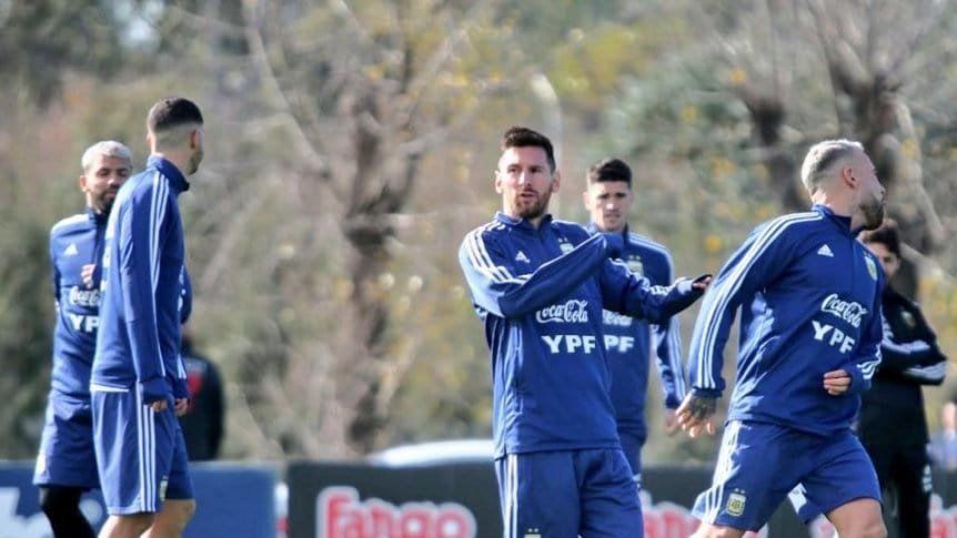 Messi se entrenó con sus compañeros por primera vez