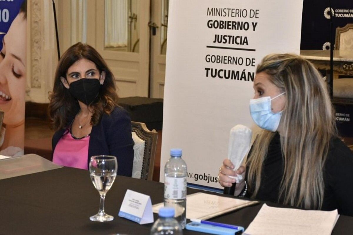 La ministra Carolina Vargas Aignasse, encabezó una mesa de diálogo