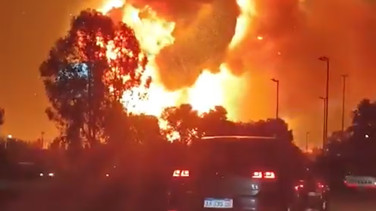 Luego de producirse el estallido comenzó el fuego intenso: trabajaron más de 20 dotaciones de bomberos. Foto: Infobae Luego de producirse el estallido comenzó el fuego intenso: trabajaron más de 20 dotaciones de bomberos. Foto: Infobae
