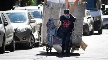 Según el gobierno, la pobreza se redujo a la mitad en los últimos dos años