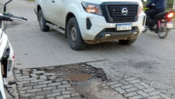 Yerba Buena: un alumno iba a clases en bicicleta y se cayó por un bache