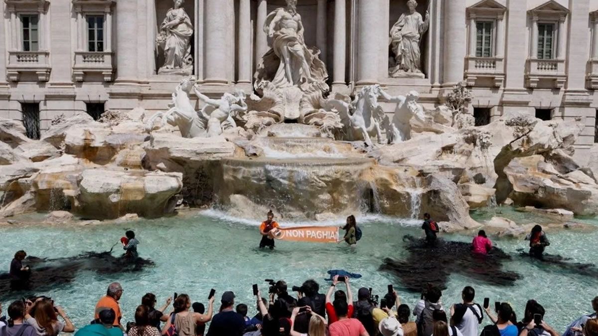 Roma: activistas climáticos tiñeron de negro la Fontana di Trevi