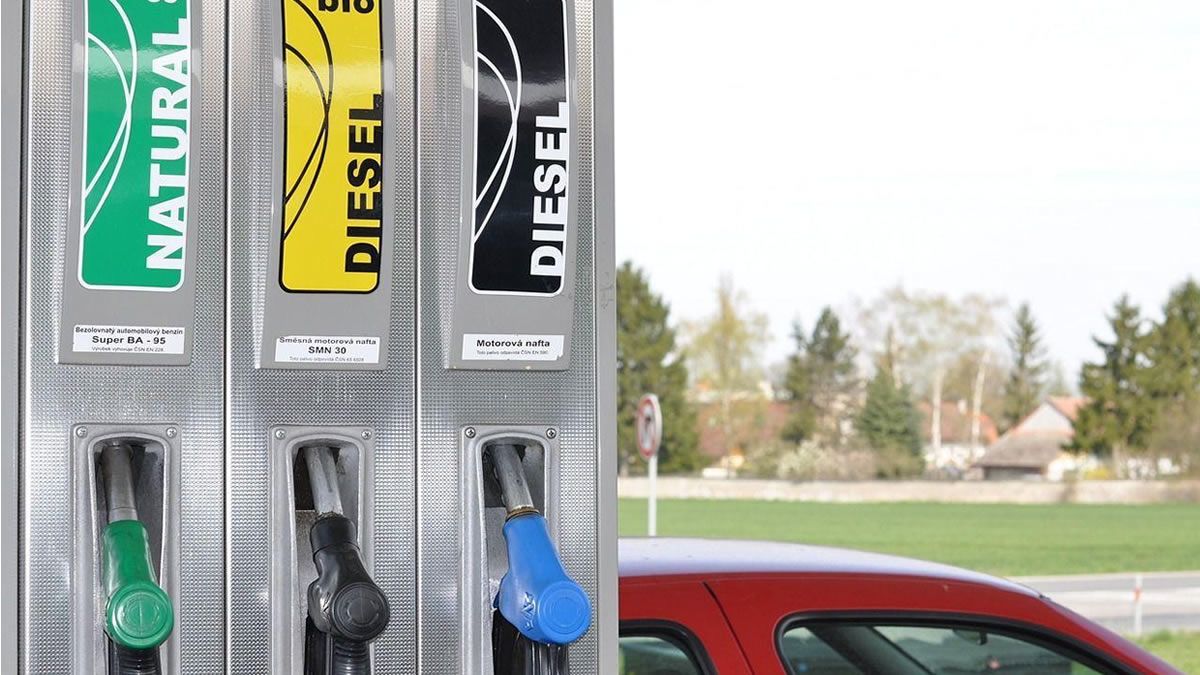Francia propone autorizar la venta a pérdida de combustible ante la inflación