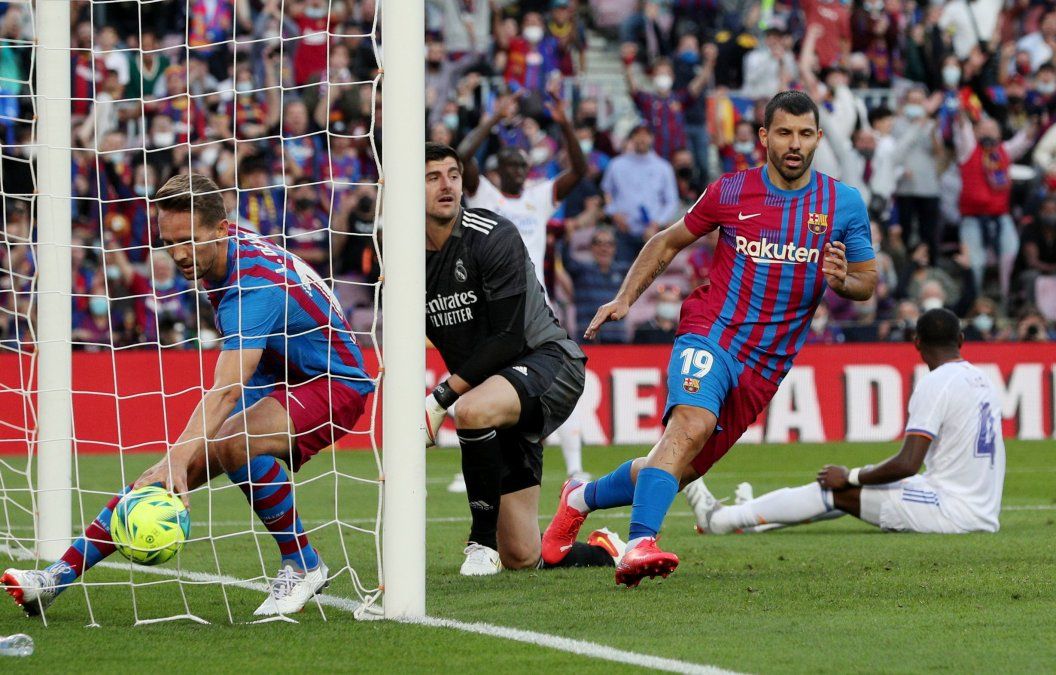 Sergio Agüero hizo un gol, pero Barcelona cayó con el Madrid