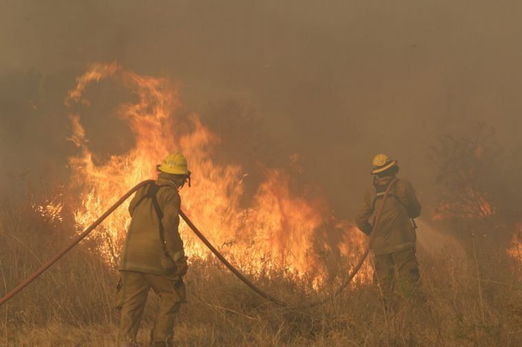 Córdoba: Bomberos combaten un incendio forestal en Malagueño