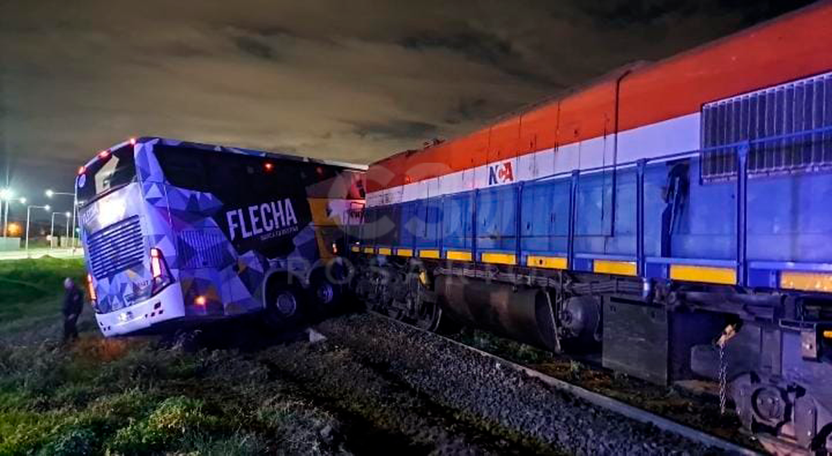 Un colectivo que venía a Tucumán fue chocado por un tren