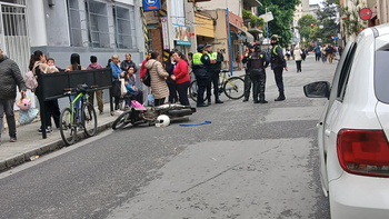 Padre e hija cayeron de una moto tras impactar contra la puerta de un automóvil