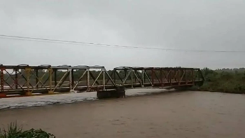 Aguilares: la crecida del río Chico afectó a vecinos de un barrio