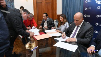 El Gobierno firmó el acuerdo salarial con gremios estatales