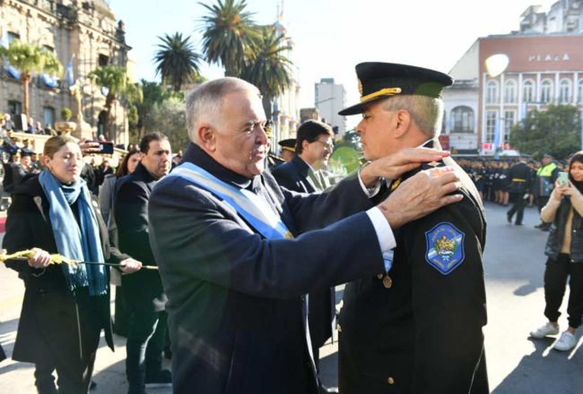 Jaldo encabezó un acto en el que se produjo el ascenso de 4042 policías. (Foto: Comunicación Tucumán)