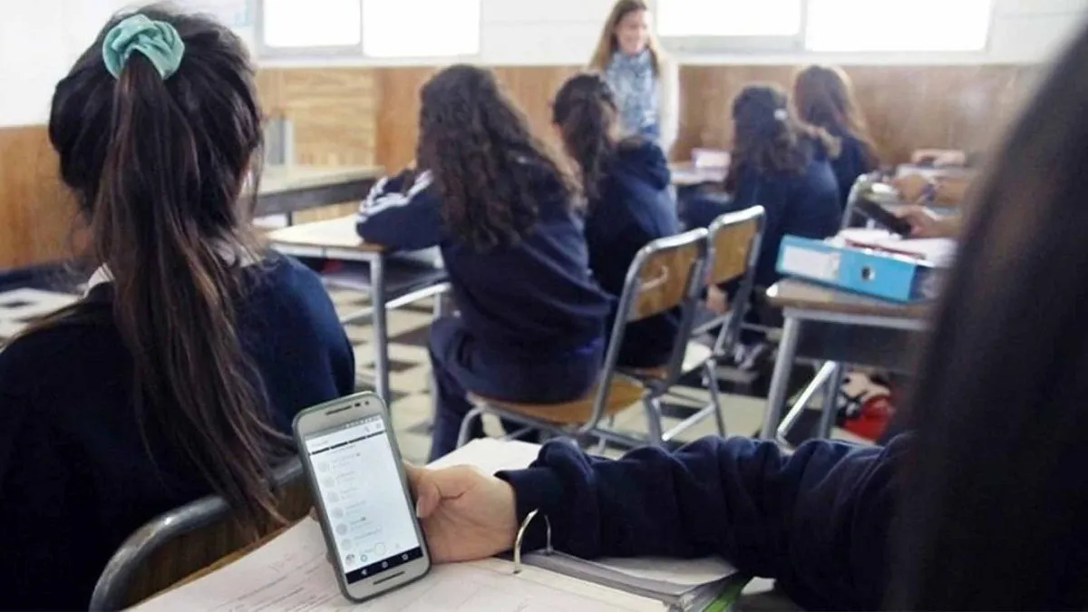 En CABA los estudiantes ya no pueden usar celulares en la escuela. (Foto: La Capital)
