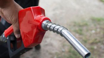 Nafta y gasoil: analizan una prórroga del impuesto para evitar más presión inflacionaria