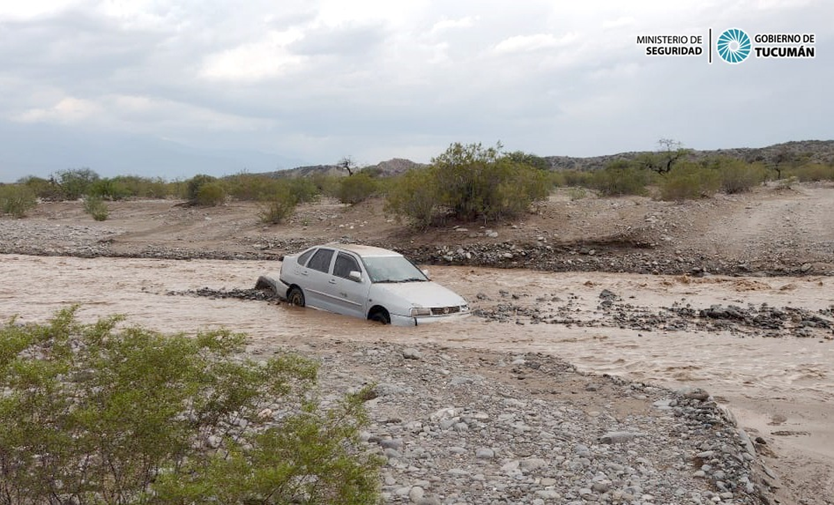 Rescatan a una familia que era arrastrada por la crecida del Río Las Calaveras.
