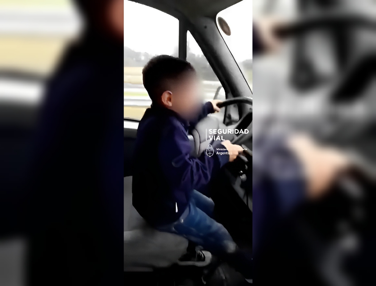 Hizo manejar a su hijo menor de edad en plena autopista