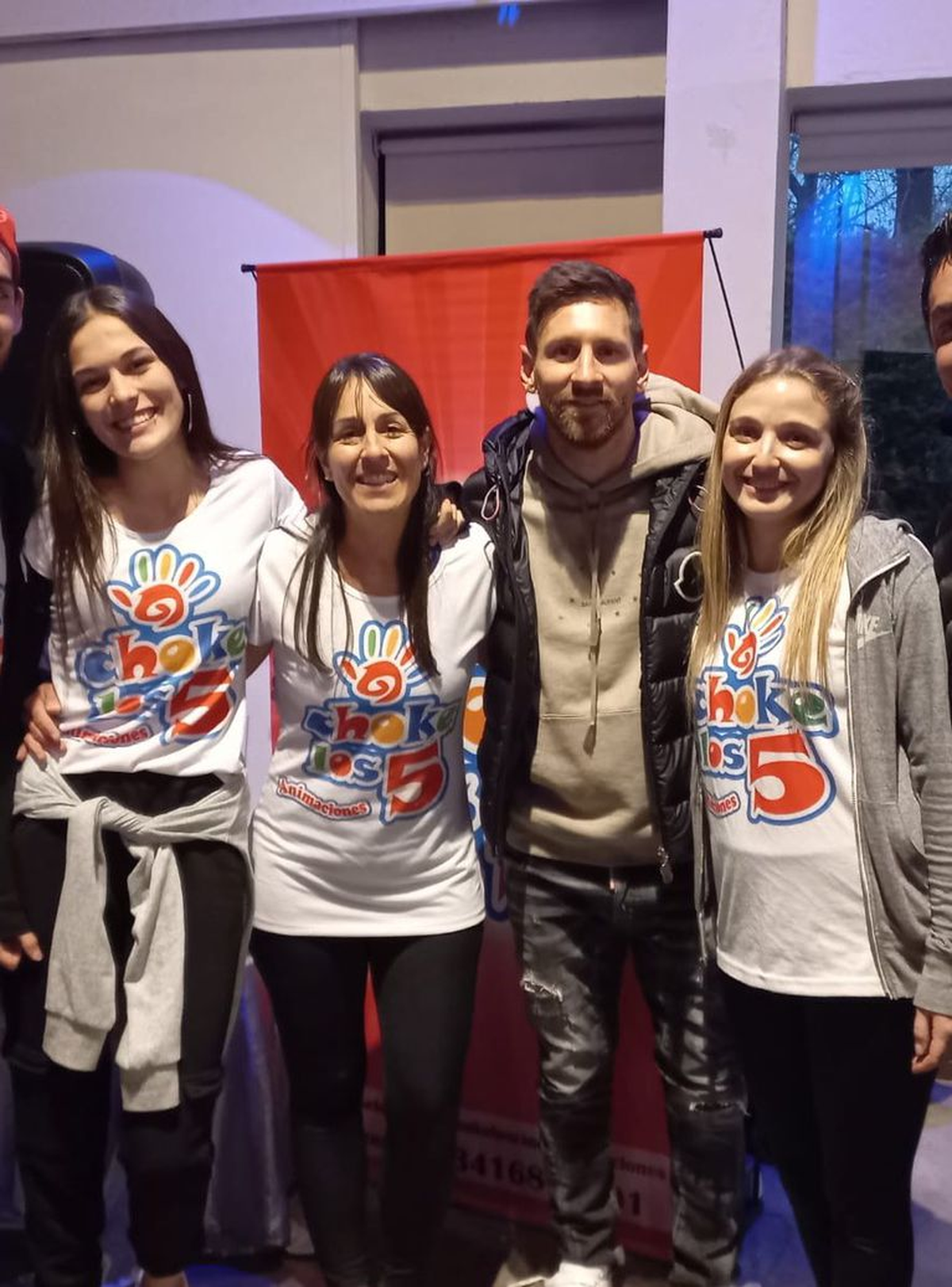 Lionel Messi se sacó una foto con los invitados en el evento.