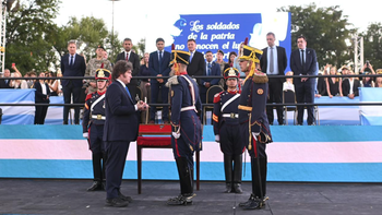 Milei encabezó la entrega del sable corvo de San Martín a los Granaderos