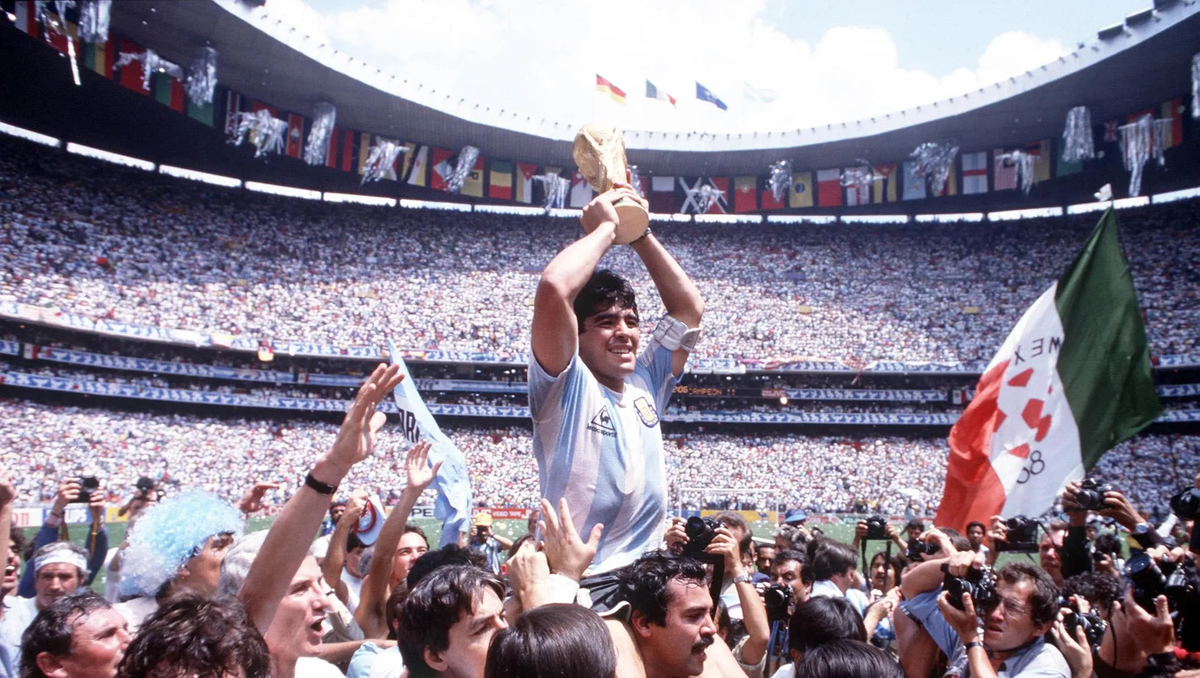 Subastan la camisa que usó Maradona en México 1986