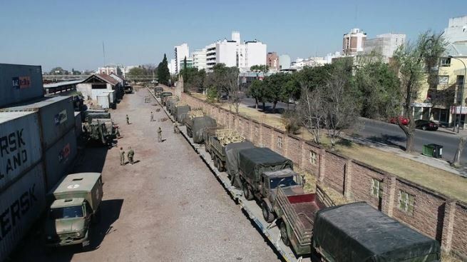 Apedrearon el tren que transportaba vehículos militares