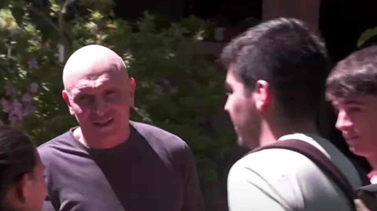 José Luis Espert recibe a las autoridades judiciales en su domicilio de Beccar. Foto: ámbito  