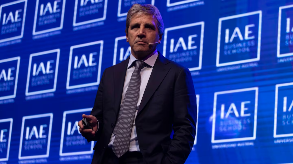 Caputo desmintió haberle dicho a Fantino que va a subir el dólar. Foto: TN