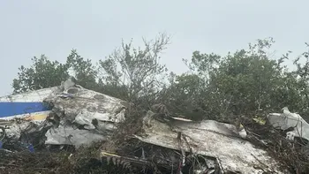 altText(Un avión se estrelló y dejó un saldo de quince muertos)}