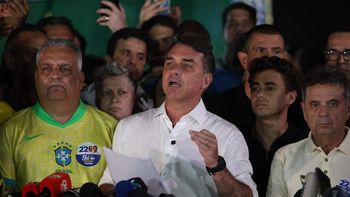 Confirman que Flávio Bolsonaro viajó con su familia desde Argentina hacia Ecuador