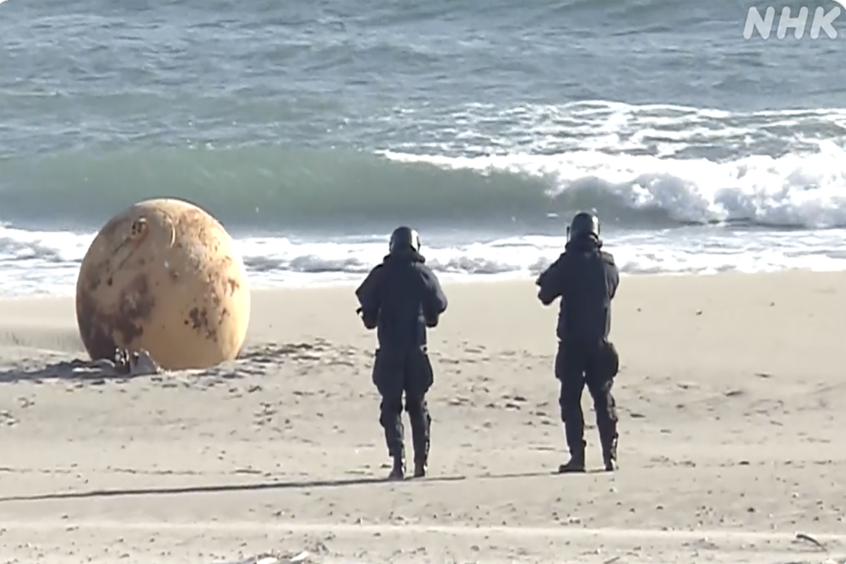 Japón investigan una misteriosa esfera varada en la playa