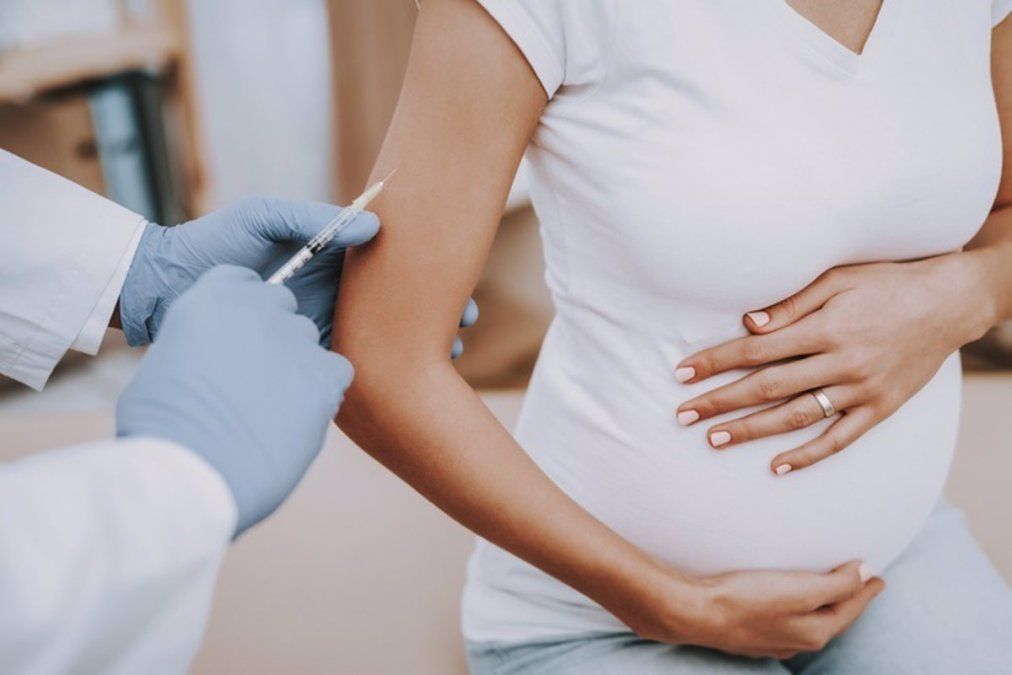 Suspenden la vacunación de embarazadas con AstraZeneca. Foto: infosalus.com