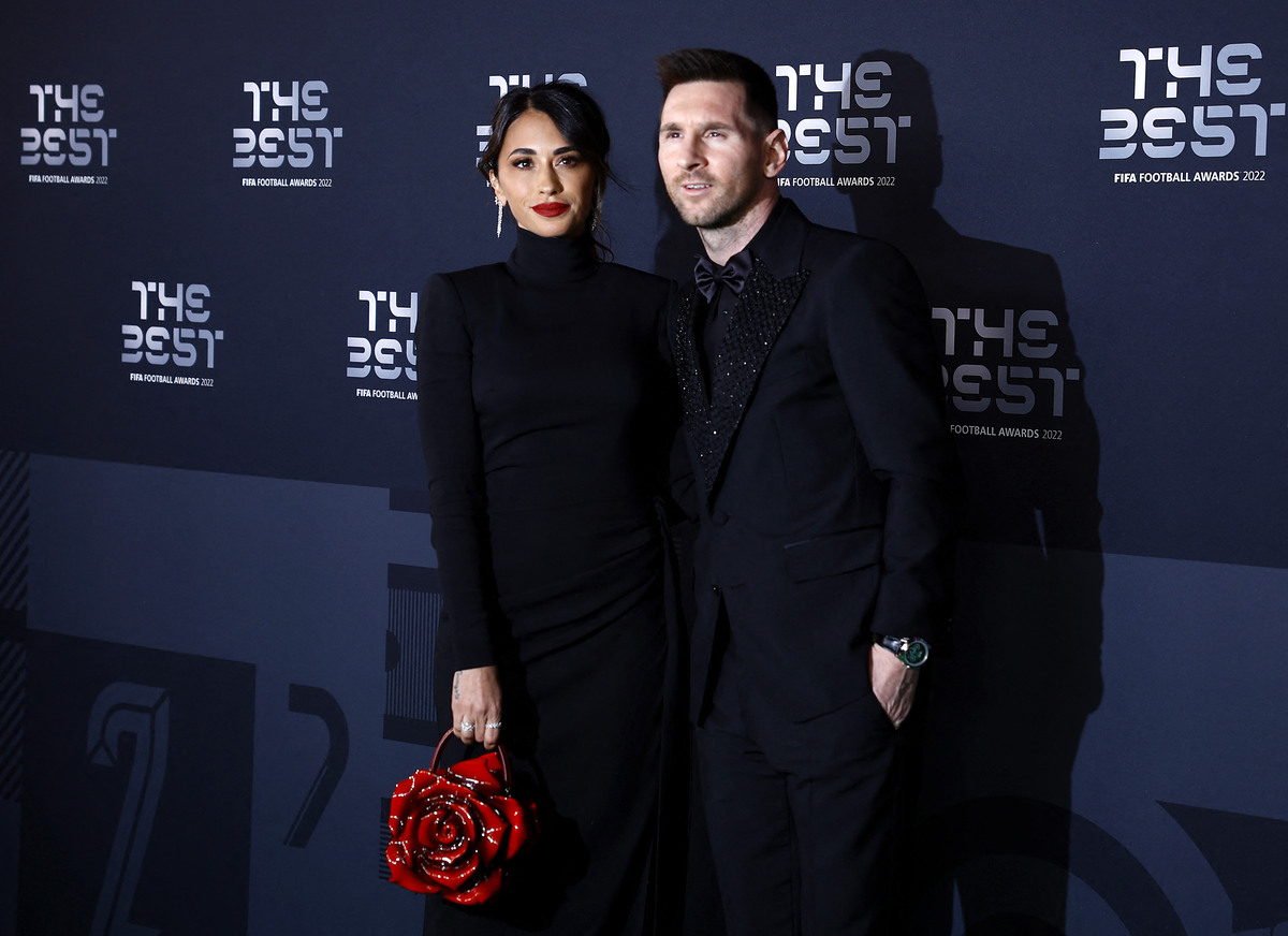 Antonela Roccuzzo brilló con su look total black en la gala de los premios The Best.