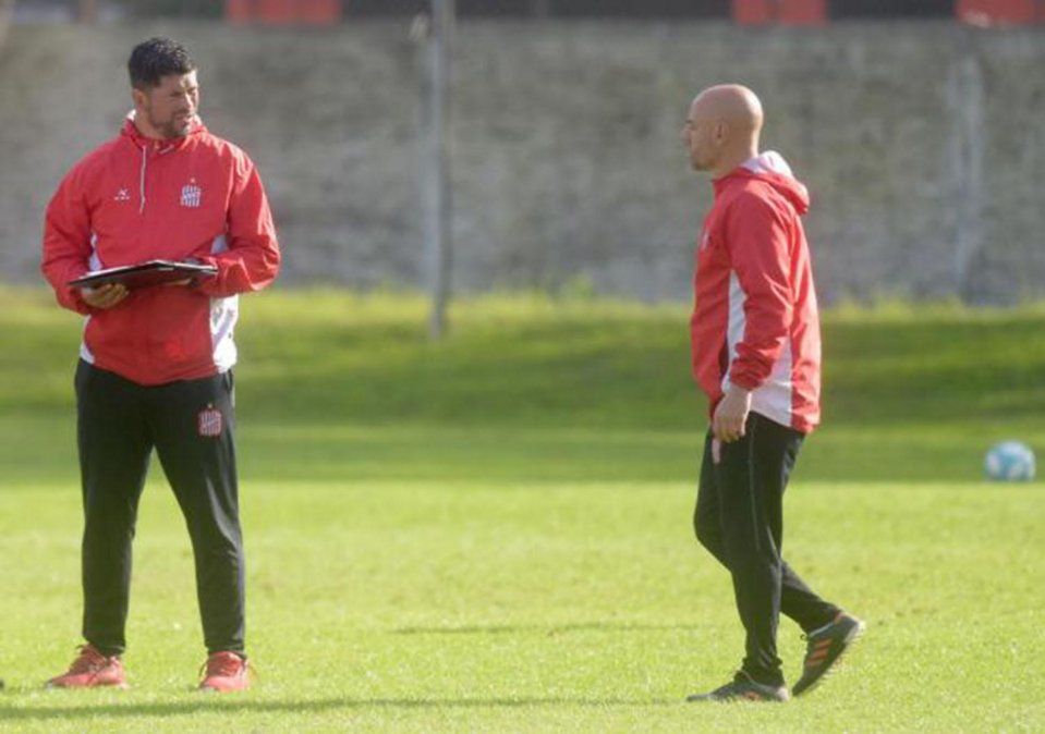 Sergio Gómez y Favio Orsi piensan en el armado del equipo para enfrentar a Sarmiento. 