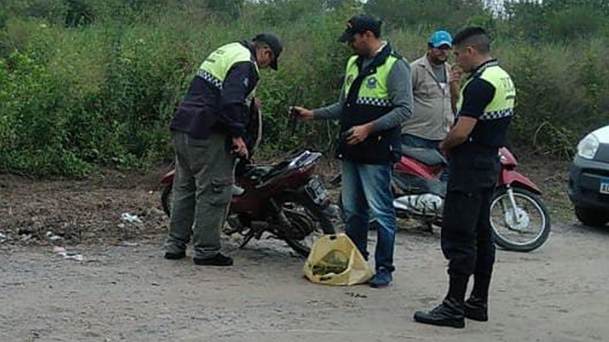 Un hombre que iba en una moto robada fue detenido y tenía estupefacientes