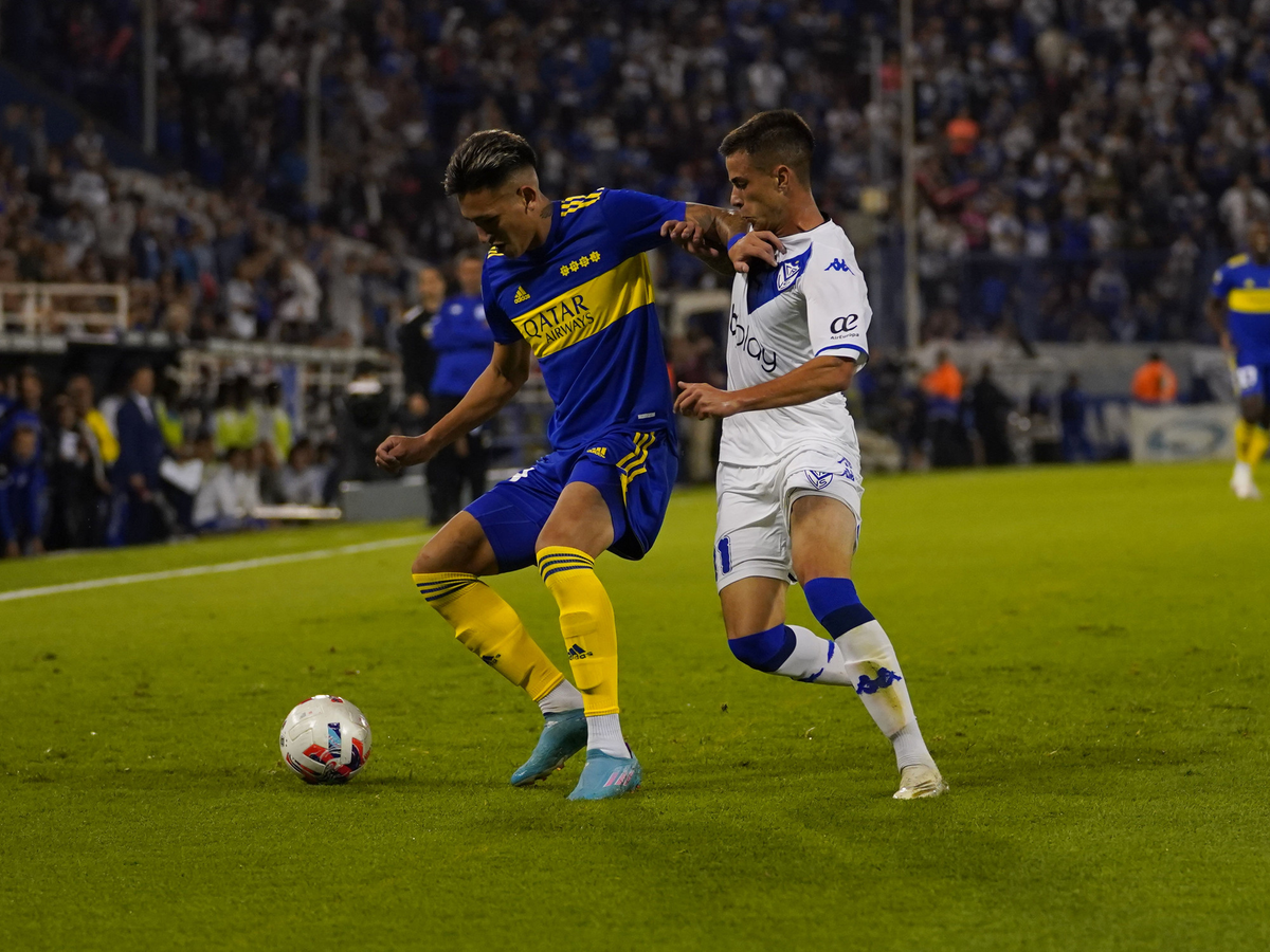 Boca quiere ganarle a Sarmiento y seguir en la cima del torneo.