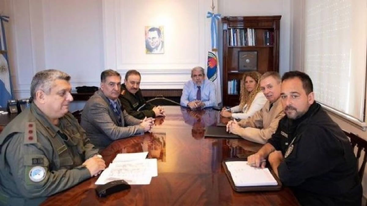 Desalojo: Aníbal Fernández estuvo reunido con jefes del comando