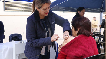 Stand de vacunación en peatonal Mendoza: ¿Qué dosis se aplican?