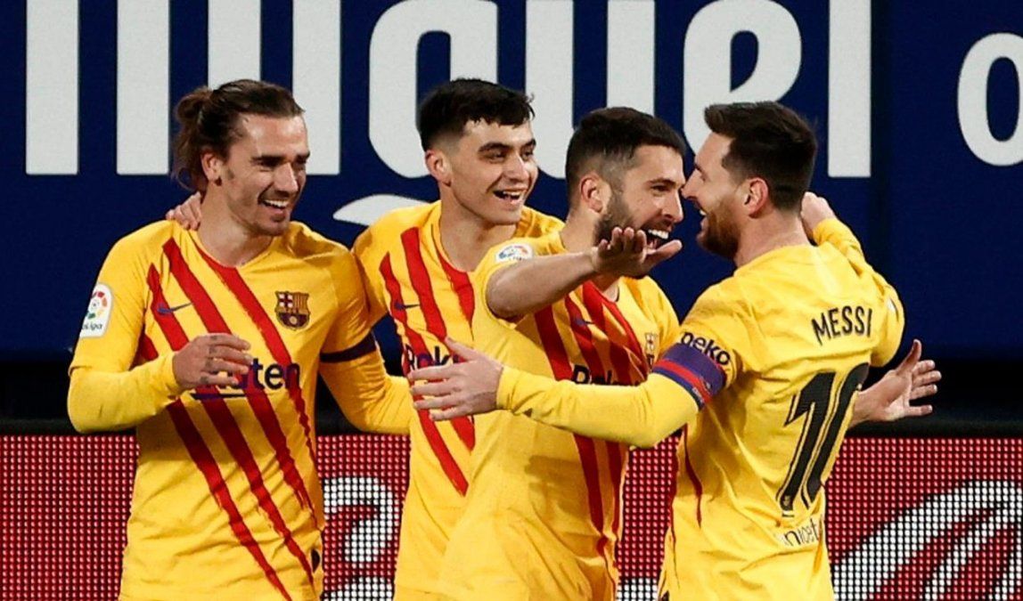 Lionel Messi festeja junto a sus compañeros del Barcelona.
