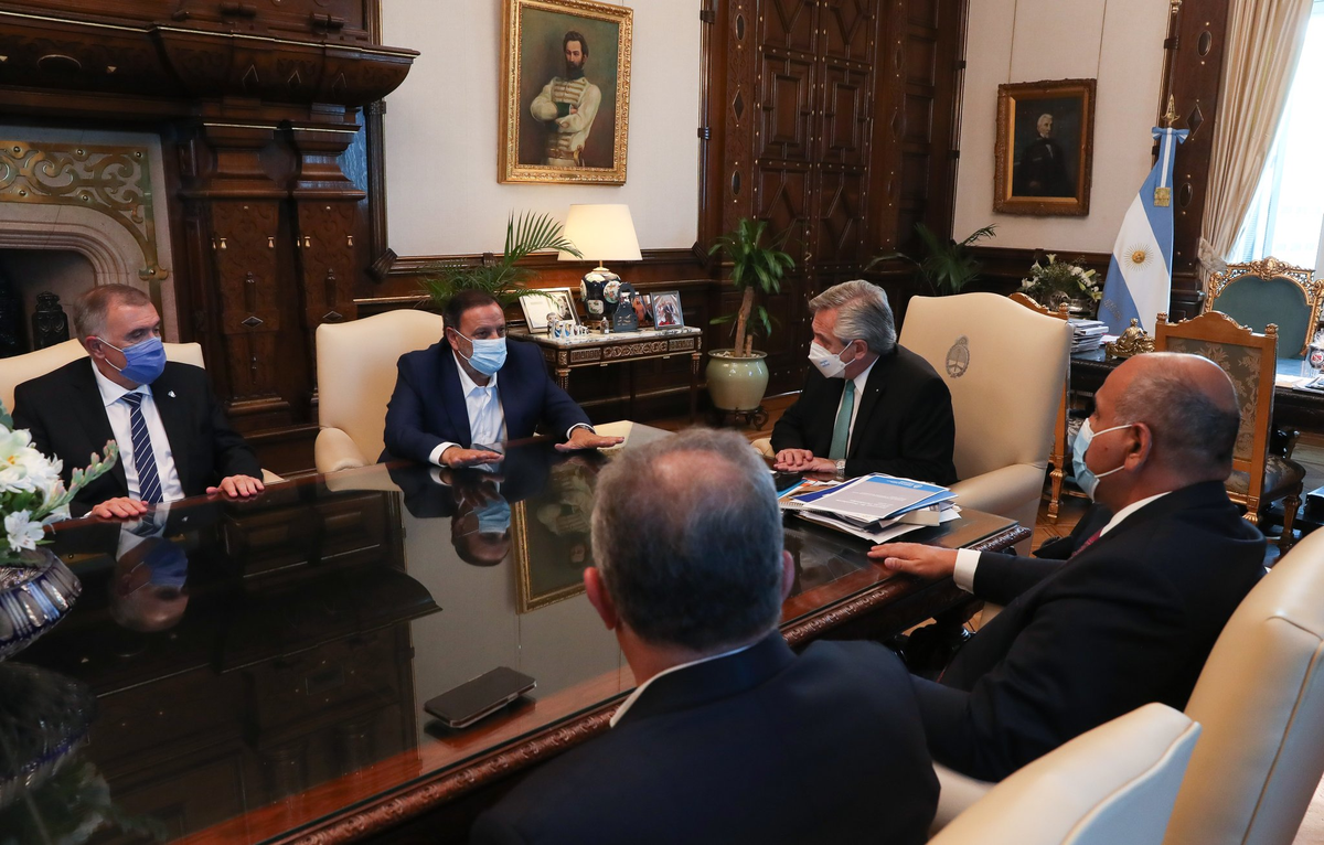 Juan Manzur y Osvaldo Jaldo junto con el presidente Alberto Fernández en Casa Rosada. 