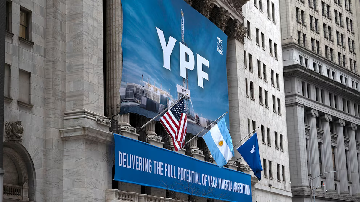 El papel de YPF escaló casi 9% tras presentar su plan de inversiones ante inversores y banqueros en el NYSE (Foto: Infobae) El papel de YPF escaló casi 9% tras presentar su plan de inversiones ante inversores y banqueros en el NYSE (Foto: Infobae)